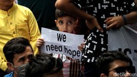 Ini momen para pencari suaka saat berunjuk rasa di depan kantor United Nations High Commissioner For Refugees, UNHCR, di kawasan Kebon Sirih, Jakarta Pusat, Kamis (8/8/2019).