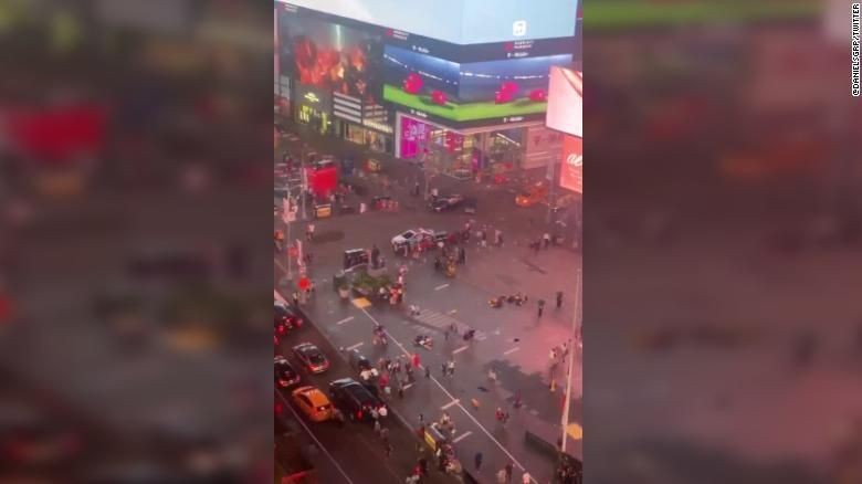 Dikira Tembakan, Letupan Knalpot Picu Kepanikan di Times Square New York Dikira Tembakan, Letupan Knalpot Picu Kepanikan di Times Square New York