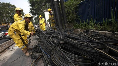 Aksi Petugas Bina Marga Rapikan Kabel Semrawut di Jakarta
