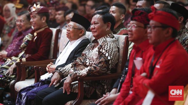 Prabowo Subianto duduk di barisan terdepan bersama Mega, Jokowi, Ma'ruf Amin.
