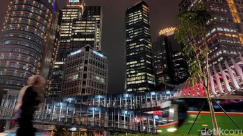 Gemerlap kehidupan malam Ibu Kota yang penuh dengan cahaya warna-warni semakin membuat indahnya malam.