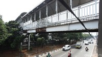 Lantai JPO yang sudah mulai keropos sangat membahayakan warga yang melintas.