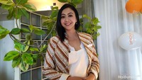 Perempuan yang dikenal sebagai desainer sekaligus aktris ini lihai menjaga tubuh idealnya. Meski sudah mempunyai tiga anak saat foto ini diambil pada Agustus 2019, Asri terlihat segar dengan potongan rambut pendek. Foto: Yuni Ayu Amida