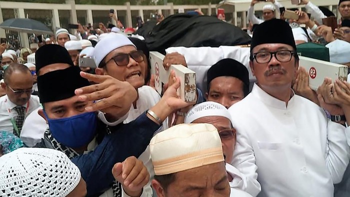 Dubes Indonesia untuk Arab Saudi Agus Maftuh Abegebriel saat Menggotong Keranda Jenazah Mbah Moen