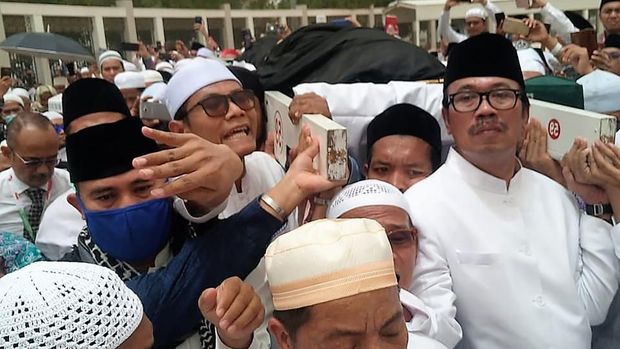 Dubes Indonesia untuk Arab Saudi Agus Maftuh Abegebriel saat Menggotong Keranda Jenazah Mbah Moen