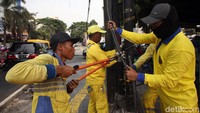Selain itu, kabel tersebut juga dirapikan agar tidak mengganggu pemandangan jalan di kawasan tersebut.