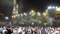 Sinar cerah rembulan berpadu dengan cahaya lampu di setiap sudut kompleks Masjidil Haram.