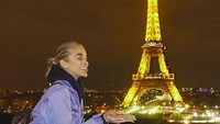 Tak lengkap liburan ke Paris tidak berfoto dengan Menara Eiffel. (golden_barbie/Instagram)