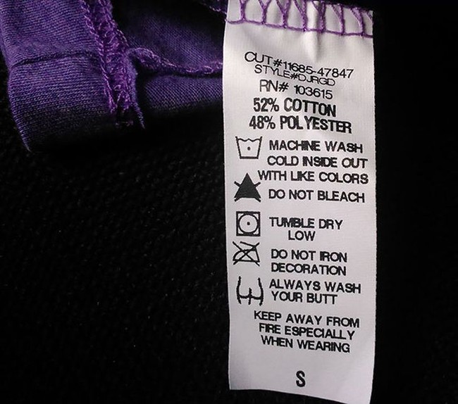 Label instruksi ini ingin mengingatkan kalau kamu harus rajin mandi. Misalnya sebelum pakai baju ini jika ingin bepergian. Foto: Instagram, Brightside