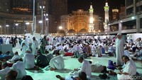 Jemaah haji tengah beristirahat.