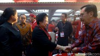 Nampak pula mantan Ketua KPK Antasari Azhar di Kongres V PDIP yang digelar di Hotel Grand Inna Bali Beach tersebut.