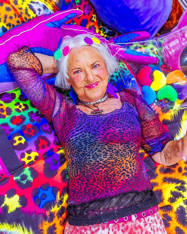 Nenek bernama Helen Van Winkle ini tampil berbeda dari nenek-nenek pada umumnya. Helen berani untuk tampil nyentrik dengan menggunakan warna-warna terang. Foto: Instagram @baddiewinkle