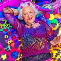 Nenek bernama Helen Van Winkle ini tampil berbeda dari nenek-nenek pada umumnya. Helen berani untuk tampil nyentrik dengan menggunakan warna-warna terang. Foto: Instagram @baddiewinkle