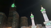 Salah satunya yang paling mencolok tentu saja Zamzam Tower yang menjulang.