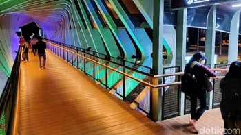 Beberapa lampu warna-warni di JPO terlihat sangat indah dan menyenangkan untuk diabadikan.