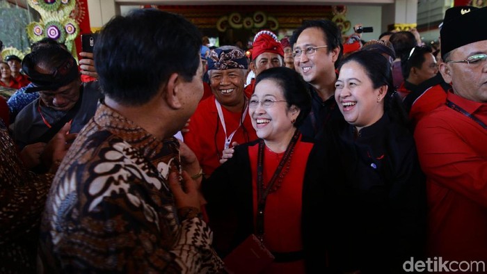 Momen hangat tercipta saat Kongres V PDIP di Denpasar. Prabowo, Mega dan Puan tampak asyik swafoto bersama. Penasaran?