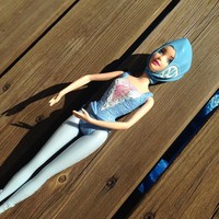 Seorang ibu juga punya cara kreatif untuk mengatasi anak yang sering menceburkan Barbie ke dalam air. Agar tidak basah di mana-mana, ia menggunakan balon sebagai penutup rambut. Instagram: @sherocksabun