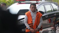 Pegawai PT Industri Telekomunikasi Indonesia (INTI) Taswin Nur mengenakan rompi oranye saat menyambangi gedung KPK, Jakarta, Kamis (8/8/2019).