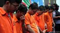 Para tersangka yang dibekuk berjumlah 7 orang. Dari 7 pelaku yang ditangkap, tiga orang disergap saat hendak transaksi di Pondok Indah, Jaksel.