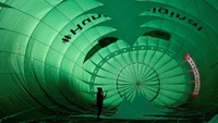 Terlihat ukuran balon sangat besar jika dibandingkan dengan ukuran manusia.