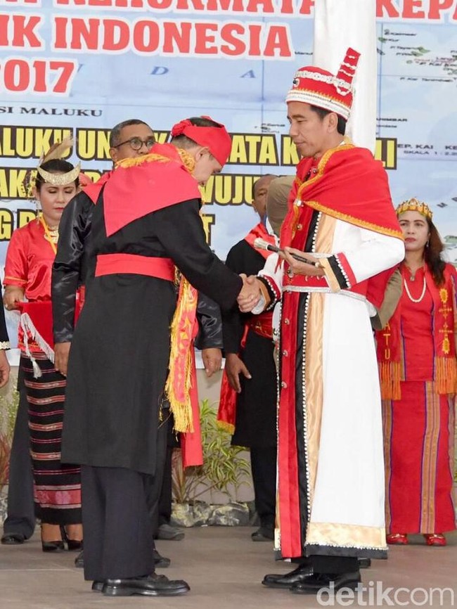 Jokowi menerima gelar kehormatan Upu Kalatia Kenalean Da Ntul Po Deyo Routnya Hnulho Maluku saat berkunjung ke Ambon, Februari 2017 lalu. Saat prosesi pemberian gelar, Jokowi mengenakan busana adat berwarna merah, putih, dan emas. Foto: dok. detikfoto