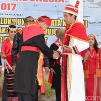 Jokowi menerima gelar kehormatan Upu Kalatia Kenalean Da Ntul Po Deyo Routnya Hnulho Maluku saat berkunjung ke Ambon, Februari 2017 lalu. Saat prosesi pemberian gelar, Jokowi mengenakan busana adat berwarna merah, putih, dan emas. Foto: dok. detikfoto