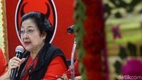 Megawati juga menjelaskan dirinya memiliki hak prerogatif untuk menentukan DPP partai sebagai formatur tunggal. Ia lalu menirukan pertanyaan-pertanyaan yang banyak berkembang soal percepatan Kongres V PDIP.