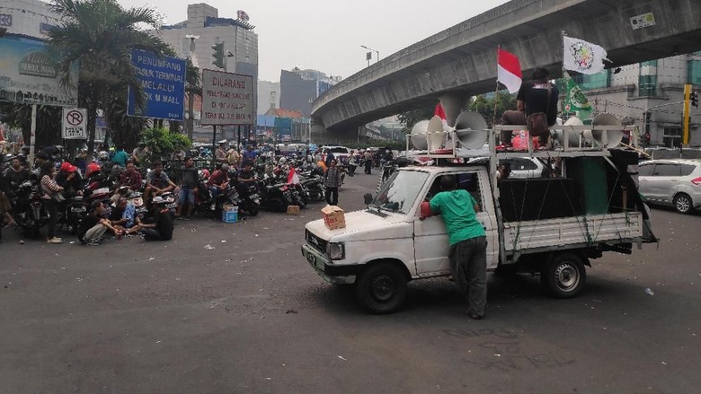 Massa Demo Driver Taksi Online di Blok M Bubar dengan Tertib Massa Demo Driver Taksi Online di Blok M Bubar dengan Tertib