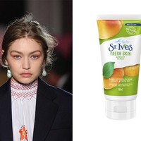 Produk drugstore favorit dari Gigi Hadid adalah St. Ives Apricot Scrub yang dijual di pasaran sekitar Rp 52 ribu. Produk eksfoliasi kulit ini berguna untuk mengangkat sel-sel kulit mati pada wajah. Kandungan buah apricot yang kaya akan antioksidan, vitamin C dan vitamin E diklaim dapat membuat kulit menjadi lebih lembut. Foto: dok. Getty Images, Ist