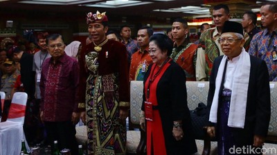 Gaya Jokowi Saat Hadiri Kongres V PDIP