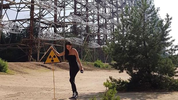 Berpose di Lokasi Bencana Nuklir Chernobyl, Model Ini Jadi Kontroversi
