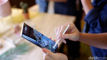 Samsung Galaxy Note 10+ RAM 12GB/ROM 256GB adalah Rp 16,499 juta. Yang menarik, pembeli preorder layak dapat upgrade gratis ke perangkat serupa dengan storage internal 512GB. Foto: Adi Fida Rahman/detikINET