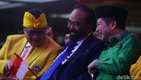 (Kiri-kanan) Ketum Golkar yang juga Menperin Airlangga Hartarto, Ketum Nasdem Surya Paloh dan Ketum PPP Suharso Monoarfa hadir di area kongres.