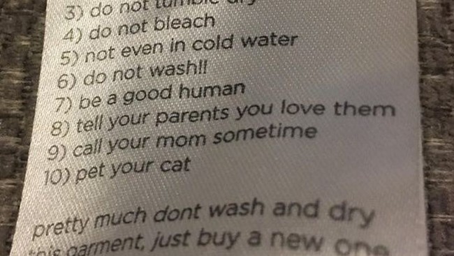 Selain pesan instruksi, label ini juga berpesan agar kamu jadi orang yang baik. Foto: Instagram, Brightside