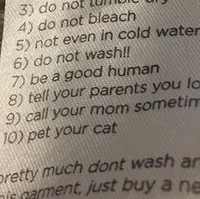 Selain pesan instruksi, label ini juga berpesan agar kamu jadi orang yang baik. Foto: Instagram, Brightside