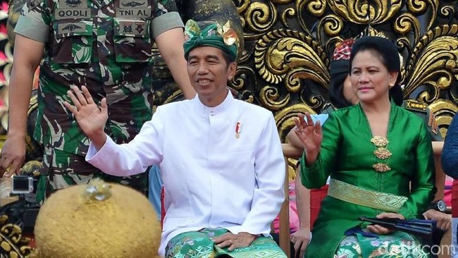 Jokowi menghadiri Pawai Pesta Kesenian Bali ke-40 di Denpasar, Bali, Juni 2018 silam. Ia pun hadir dengan mengenakan pakaian adat Bali, berupa beskap putih dan hiasan kepala serta kain motif tenun Bali. Foto: dok. detikfoto