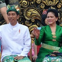 Jokowi menghadiri Pawai Pesta Kesenian Bali ke-40 di Denpasar, Bali, Juni 2018 silam. Ia pun hadir dengan mengenakan pakaian adat Bali, berupa beskap putih dan hiasan kepala serta kain motif tenun Bali. Foto: dok. detikfoto