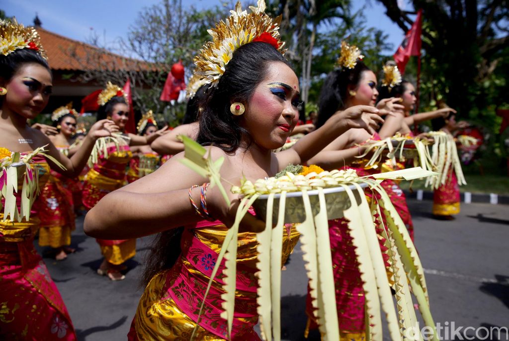 Kesenian khas Pulau Dewata Bali turut meriahkan Kongres V PDIP. Hal itu terlihat dari penampilan ratusan penari yang bersiap sambut tamu yang hadir di acara itu.