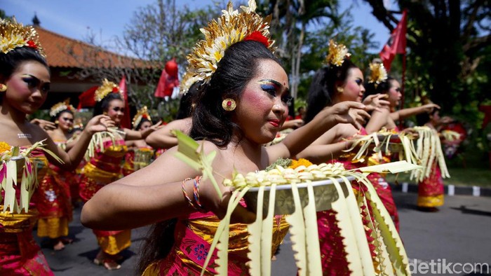 Kesenian khas Pulau Dewata Bali turut meriahkan Kongres V PDIP. Hal itu terlihat dari penampilan ratusan penari yang bersiap sambut tamu yang hadir di acara itu.