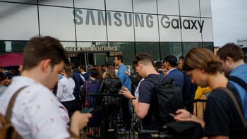 Para wartawan dan tamu undangan bersiap masuk menjelan event dimulai. Foto: Reuters