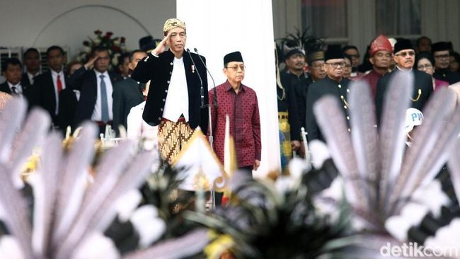 Saat menjadi inspektur Upacara Peringatan Hari Lahir Pancasila di Halaman Gedung Pancasila, Kementerian Luar Negeri, Jokowi menginstruksikan para peserta upacara untuk memakai baju adat. Dia sendiri mengenakan pakaian adat khas Solo, lengkap dengan beskap dan blangkon. Foto: dok. detikfoto