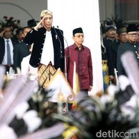 Saat menjadi inspektur Upacara Peringatan Hari Lahir Pancasila di Halaman Gedung Pancasila, Kementerian Luar Negeri, Jokowi menginstruksikan para peserta upacara untuk memakai baju adat. Dia sendiri mengenakan pakaian adat khas Solo, lengkap dengan beskap dan blangkon. Foto: dok. detikfoto