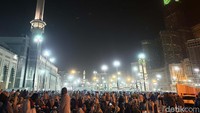 Suasana di Masjidil Haram yang dipenuhi cahaya.