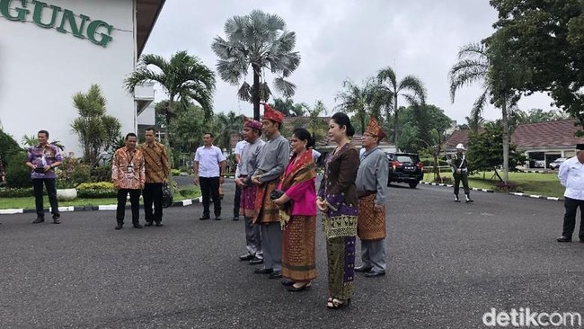 Pada November 2018, Jokowi dan Iriana Jokowi diberi gelar adat oleh Majelis Adat Komering Raya Sumatera Selatan. Saat dianugerahi gelar Rajo Balaq Mangku Nagara, ia mengenakan baju adat khas provinsi tersebut berupa setelan polos abu-abu yang dilengkapi kain songket. Foto: dok. detikfoto