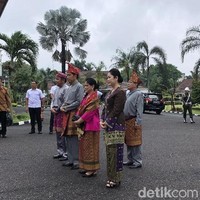 Pada November 2018, Jokowi dan Iriana Jokowi diberi gelar adat oleh Majelis Adat Komering Raya Sumatera Selatan. Saat dianugerahi gelar Rajo Balaq Mangku Nagara, ia mengenakan baju adat khas provinsi tersebut berupa setelan polos abu-abu yang dilengkapi kain songket. Foto: dok. detikfoto