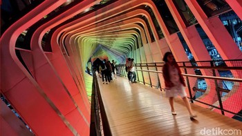 Lampu warna-warni di JPO Instagramable banyak menjadi incaran para pecinta fotografi.