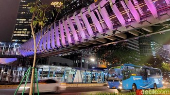 Warna-warni lampu JPO yang Instagramable semakin membuat indah tata cahaya lampu Jakarta.