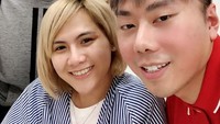 Setelahnya, saat Evelyn sakit, Roy Kiyoshi menjenguknya di rumah sakit. Dok. Instagram/evelynnadaanjani