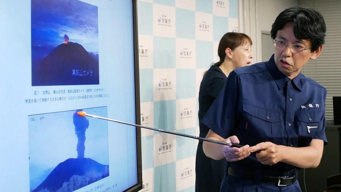 Gunung Berapi Dekat Tokyo Erupsi, Muntahkan Abu Sejauh 2 Km