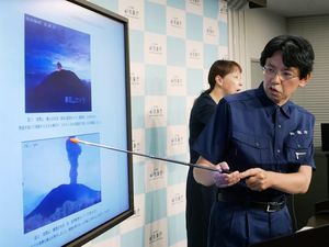 Gunung Berapi Dekat Tokyo Erupsi, Muntahkan Abu Sejauh 2 Km